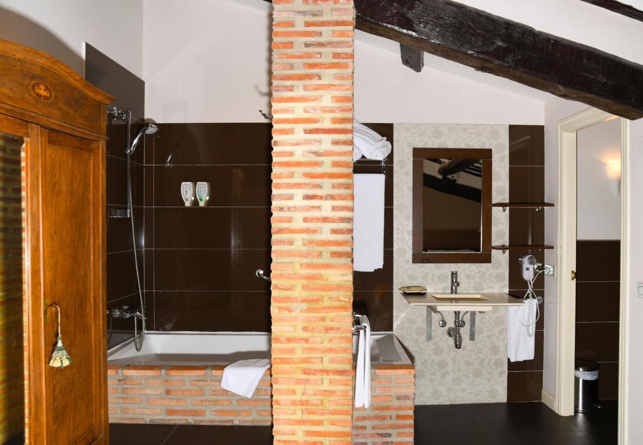 Hospederia Senorio De Brinas Hotel Exterior photo